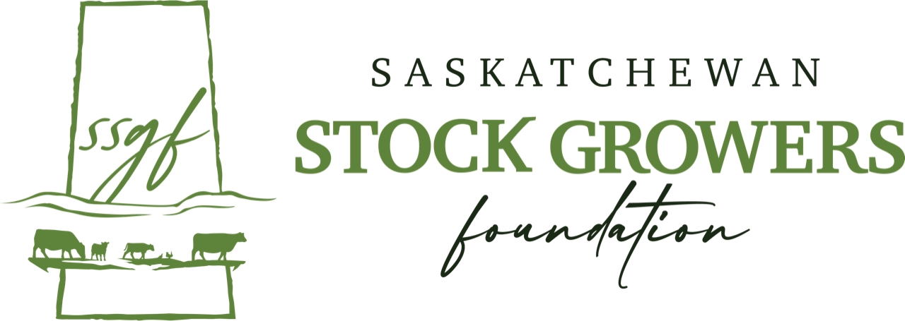 Logo en noir et blanc avec un cheval, une personne agenouillée et le texte "Saskatchewan Stock Growers Foundation".